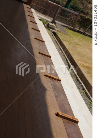 弓道の道場に並べてある立ち札 弓道の道場に並べてある立ち札 107031408