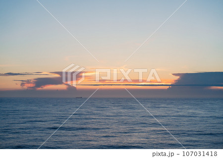 大海原を航海する貨物船 大海原を航海する貨物船 107031418