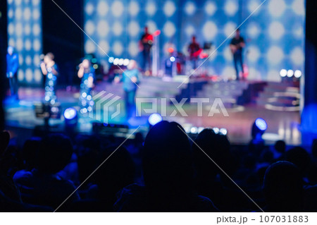 ホールでライブパフォーマンスを鑑賞する客 107031883