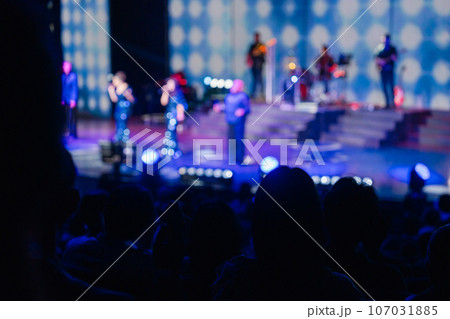 ホールでライブパフォーマンスを鑑賞する客 107031885