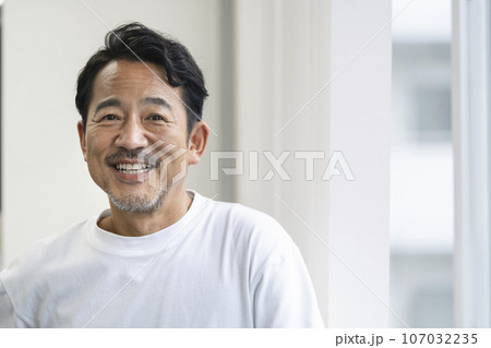 白いTシャツを着た50代の男性　ビューティー　ヘルスケア　イメージ　ポートレート 107032235