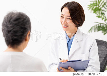 対面で問診する医者と患者 対面で問診する医者と患者 107032420