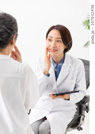 対面で問診する医者と患者 対面で問診する医者と患者 107032436