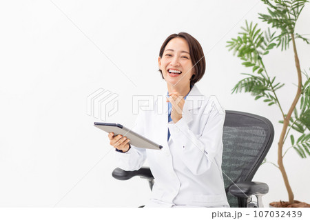 対面で問診する医者と患者 107032439