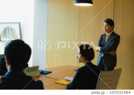 ビジネスシーン ビジネスシーン 107032464