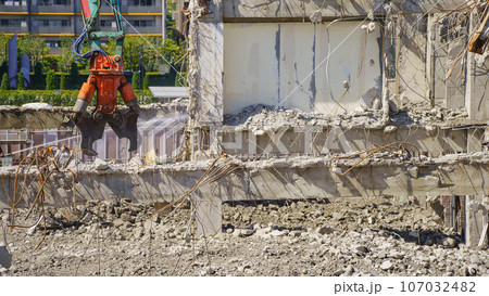 鉄筋コンクリート建造物の解体工事現場・粉塵飛散防止の散水 107032482