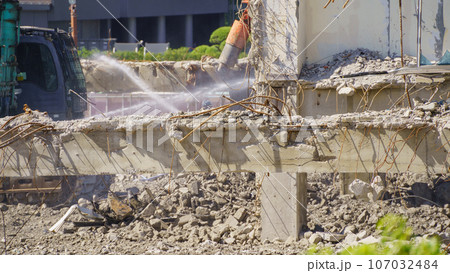 鉄筋コンクリート建造物の解体工事現場・粉塵飛散防止の散水 鉄筋コンクリート建造物の解体工事現場・粉塵飛散防止の散水 107032484