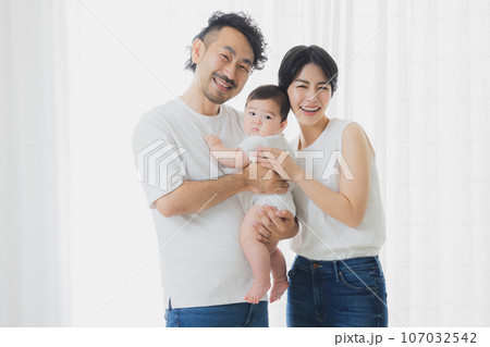 ファミリー　赤ちゃん　 107032542