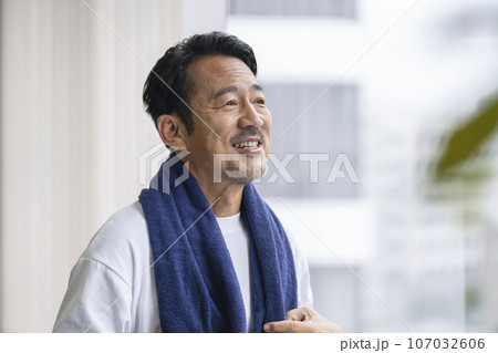 タオルを首にかけた笑顔の50代の男性 ビューティー ヘルスケア イメージ ポートレート タオルを首にかけた笑顔の50代の男性 ビューティー ヘルスケア イメージ ポートレート 107032606