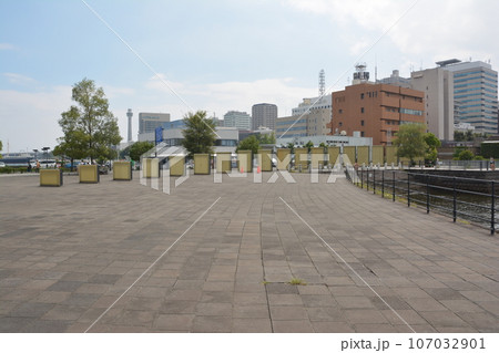 象の鼻防波堤 入り口方面の板状のオブジェ 夏の日 象の鼻防波堤 入り口方面の板状のオブジェ 夏の日 107032901