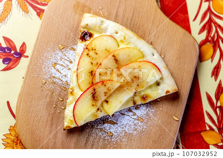 アップルシナモンのデザートピッツァ（ミニサイズ） 107032952