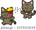 節分で鬼のお面に向かって豆をまくキジトラ猫 107033439