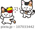 節分で鬼のお面に向かって豆をまく三毛猫 107033442
