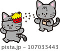 節分で鬼のお面に向かって豆をまくサバトラ猫 107033443