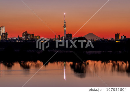 「東京都」オレンジ色に染まった夕空と東京スカイツリー 107033804