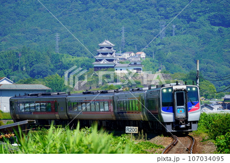 大洲城を背に宇和島へ向かう特急宇和海 107034095