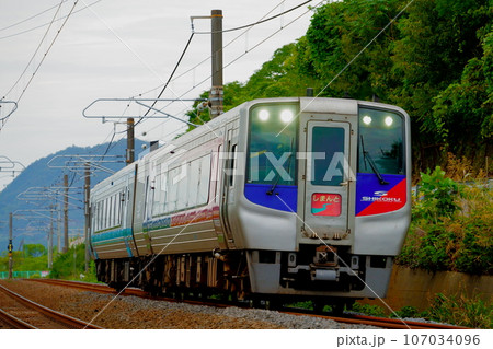 N2000系+2000系で運転する特急しまんと2号 107034096