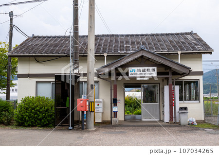 【牟岐線】夕暮れ時の地蔵橋駅 【牟岐線】夕暮れ時の地蔵橋駅 107034265