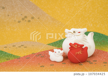 辰年　年賀素材　野山で寛ぐ辰の親子 107034425