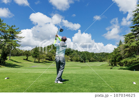 新緑が綺麗なゴルフ場 107034625