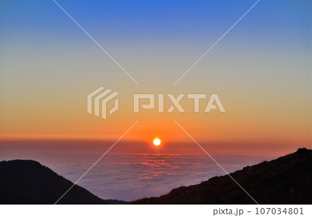 栃木県那須町 那須連山へ向かう登山道から観る日の出と雲海  栃木県那須町 那須連山へ向かう登山道から観る日の出と雲海  107034801