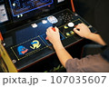 ゲームセンターでゲームをする人 107035607