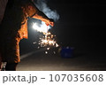 手持ち花火を楽しむ人 107035608