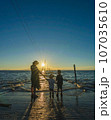 海に沈む夕日 107035610