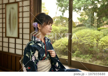 古民家の和室にて浴衣を着た若い女性 古民家の和室にて浴衣を着た若い女性 107035680