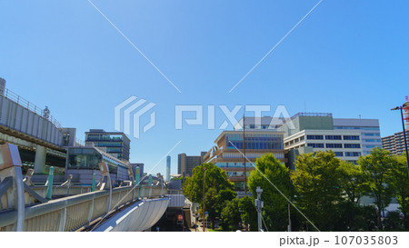 【千葉県千葉市】千葉市役所と市役所前駅(千葉都市モノレール)・中央奥に千葉ポートタワー 107035803