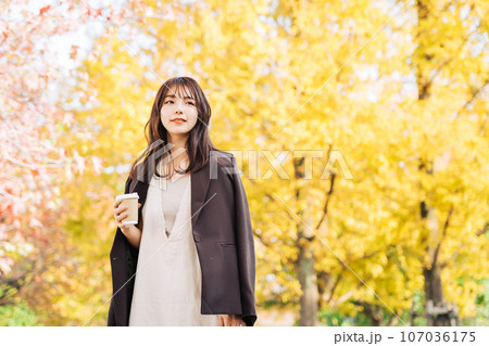 紅葉の季節にコーヒーを飲む女性 紅葉の季節にコーヒーを飲む女性 107036175