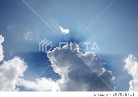 太陽が雲に隠れて光の帯が青空に伸びている光景 太陽が雲に隠れて光の帯が青空に伸びている光景 107036711