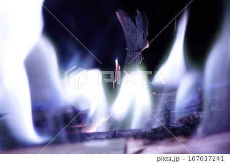 炎の中で浮かび上がる木の破片 ブルー 炎の中で浮かび上がる木の破片 ブルー 107037241