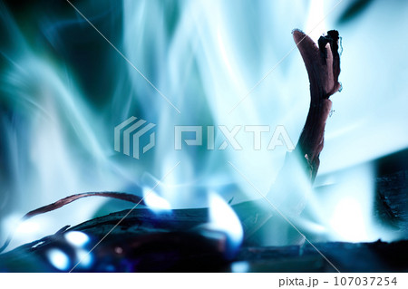 炎の中で浮かび上がる木の破片　シアン2 107037254