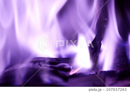 炎の中で浮かび上がる細長い木の破片 パープル 炎の中で浮かび上がる細長い木の破片 パープル 107037263