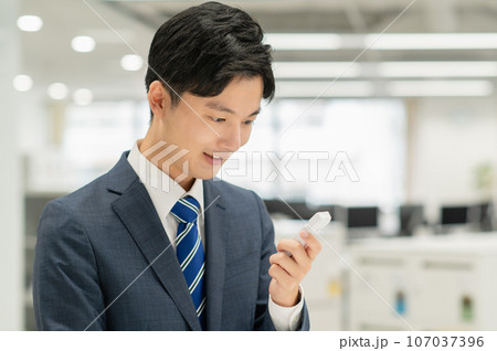 オフィスでアルコールチェックする若いビジネスマン 107037396