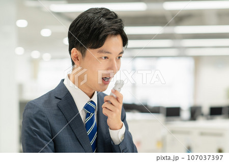 オフィスでアルコールチェックする若いビジネスマン 107037397