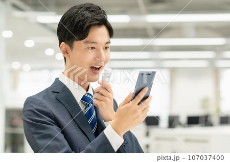 オフィスでアルコールチェックする若いビジネスマン 107037400