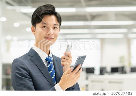 オフィスでアルコールチェックする若いビジネスマン 107037402