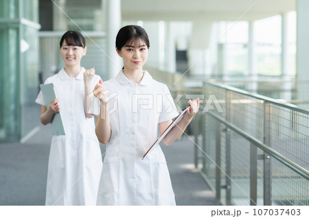病院で働く若い女性看護師 病院で働く若い女性看護師 107037403