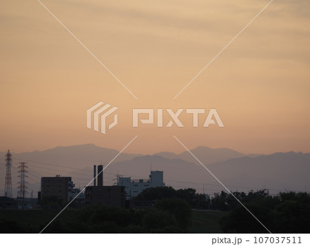 夕暮れ迫る関東山地のシルエット 107037511