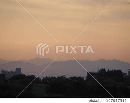 夕暮れ迫る関東山地のシルエット 107037512