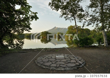 北海道亀田郡七飯町大沼町にて撮影 大沼国定公園内から見た駒ヶ岳 北海道亀田郡七飯町大沼町にて撮影 大沼国定公園内から見た駒ヶ岳 107037638