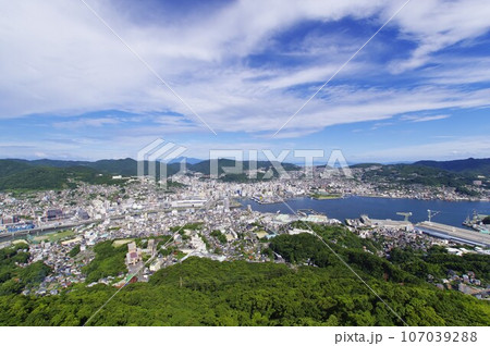 長崎県　稲佐山展望台から夏の眺望　昼の絶景　2023-08-02 107039288