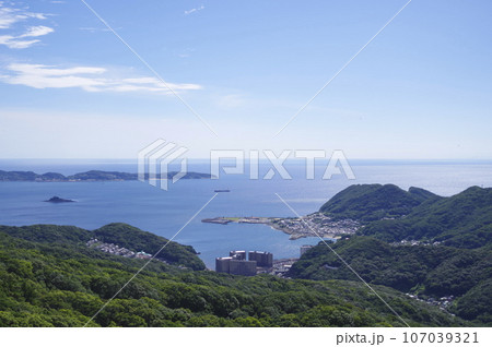 長崎県　稲佐山展望台から夏の眺望　昼の絶景　2023-08-02 107039321
