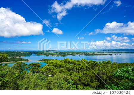 沖縄県 嵐山展望台からの景色 沖縄県 嵐山展望台からの景色 107039423