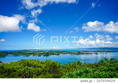 沖縄県 嵐山展望台からの景色 沖縄県 嵐山展望台からの景色 107039429