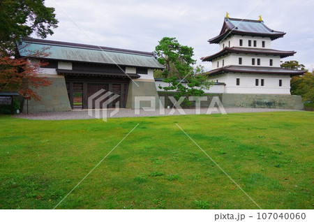 北海道松前町　松前城天守と本丸御門 107040060
