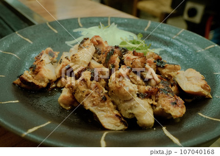 鉄板焼き店にて提供された皿に盛られた焼き鳥 鉄板焼き店にて提供された皿に盛られた焼き鳥 107040168