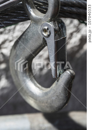 Metallic wire and hook details 107040333